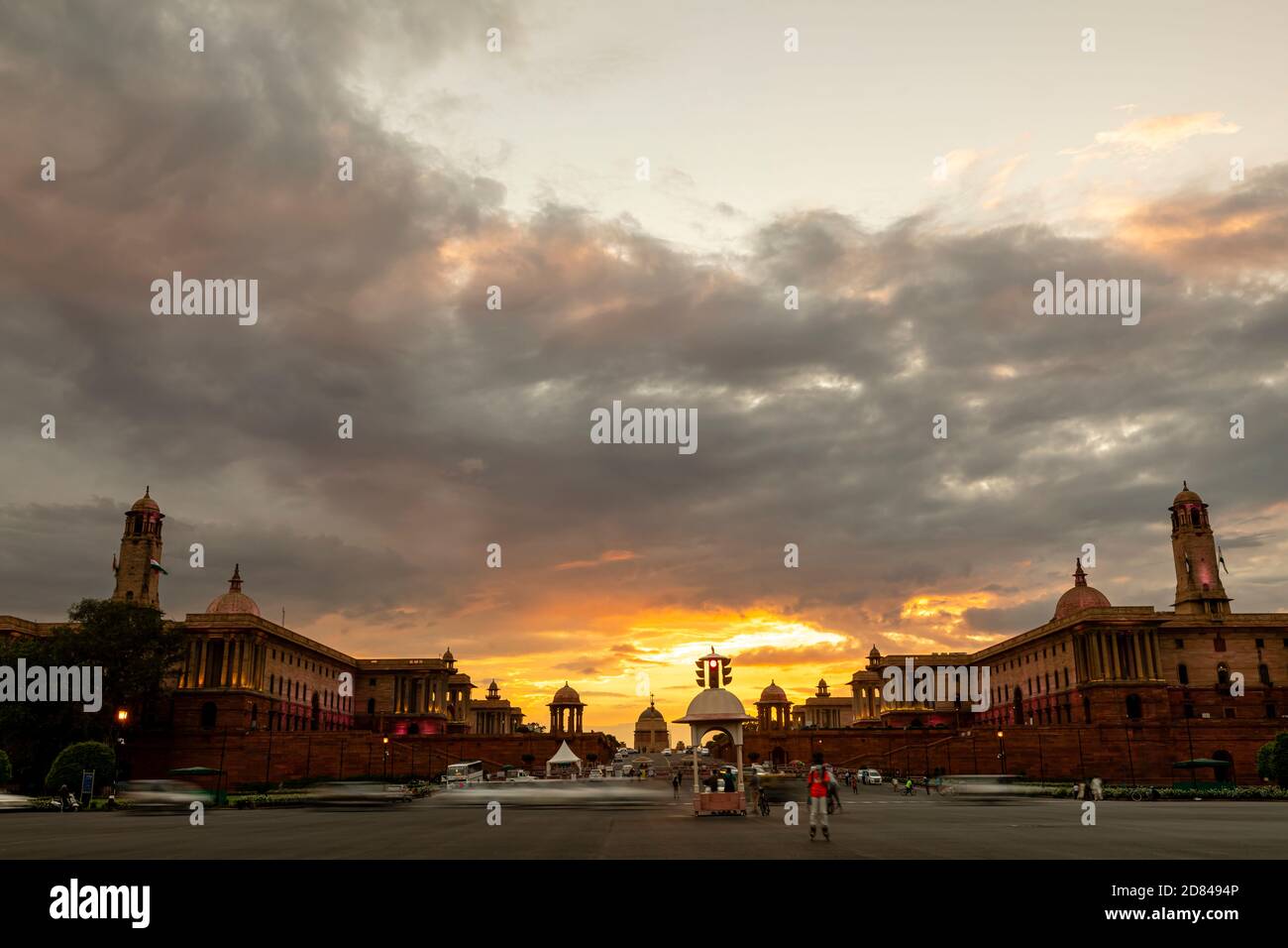 Vue sur un magnifique coucher de soleil avec un ciel jaune coloré derrière L'emblématique Rashtrapati Bhavan dans le centre de Delhi Banque D'Images