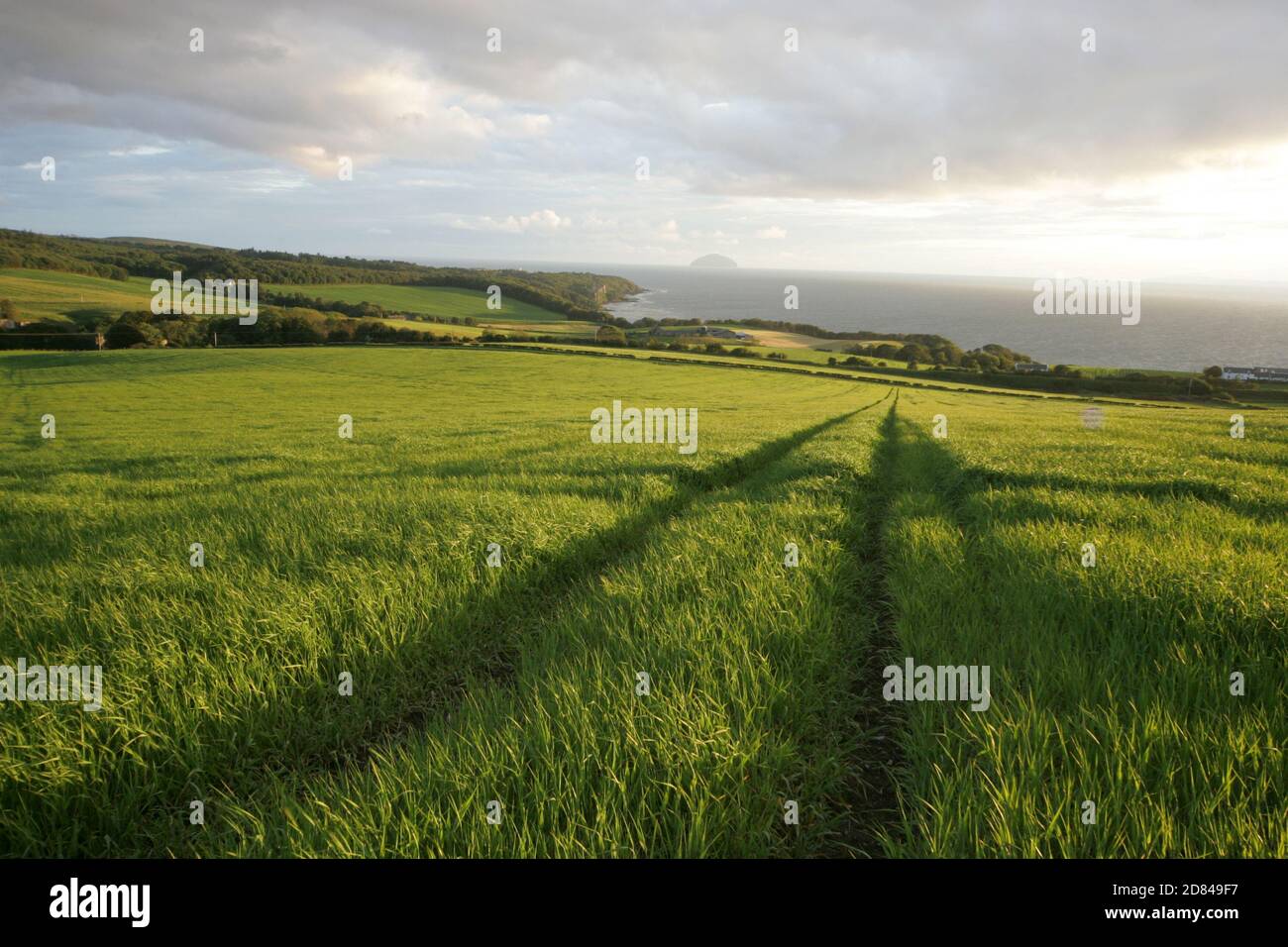 Croy, Ayrshire, Écosse, Royaume-Uni.La côte d'Ayrshire, en direction de l'ouest, vers Ailsa Craig et le légendaire château Ailsa Craig ad Culzean . Banque D'Images