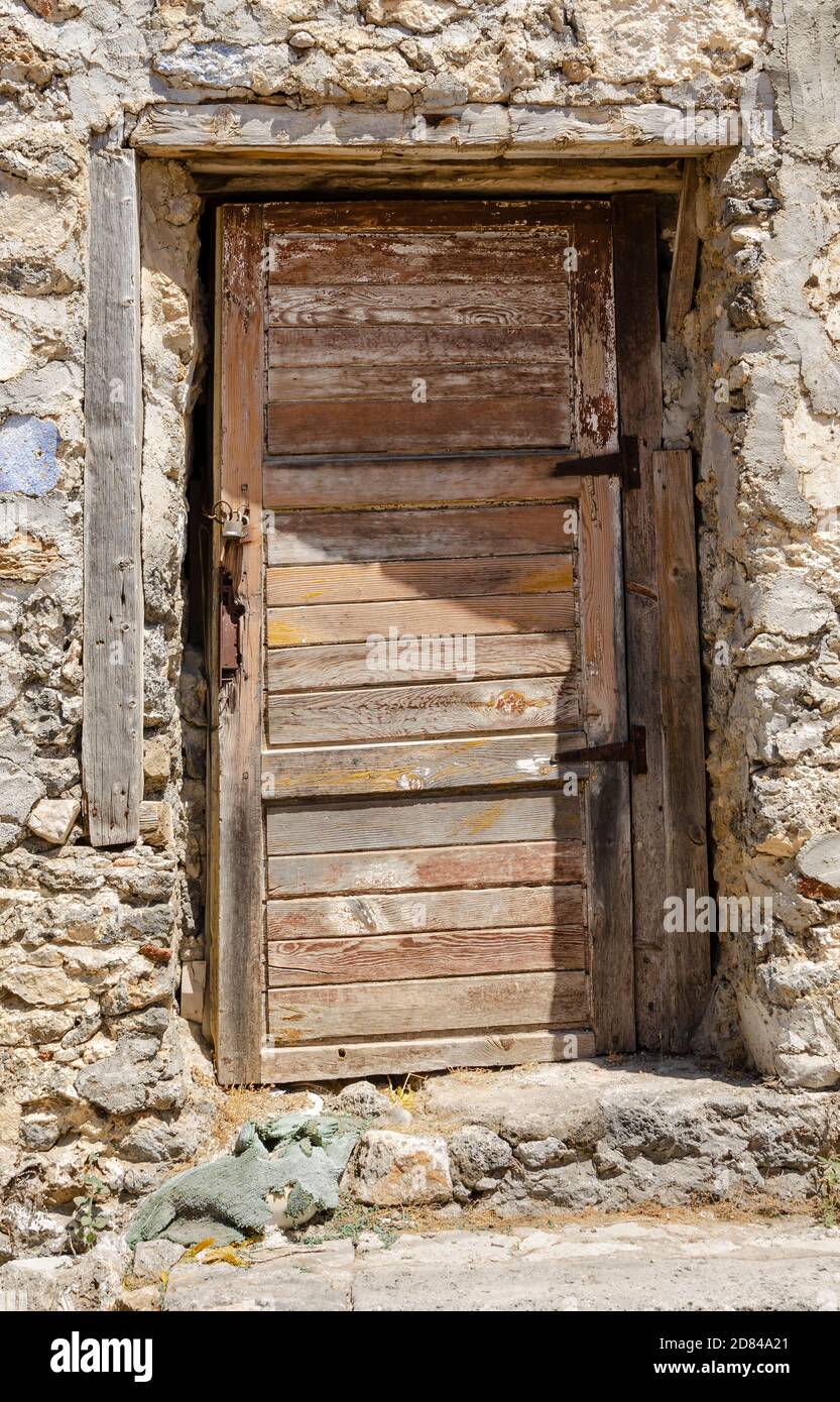Ancienne porte en bois dans le village de Kayakoy, Fethiye, Turquie Banque D'Images