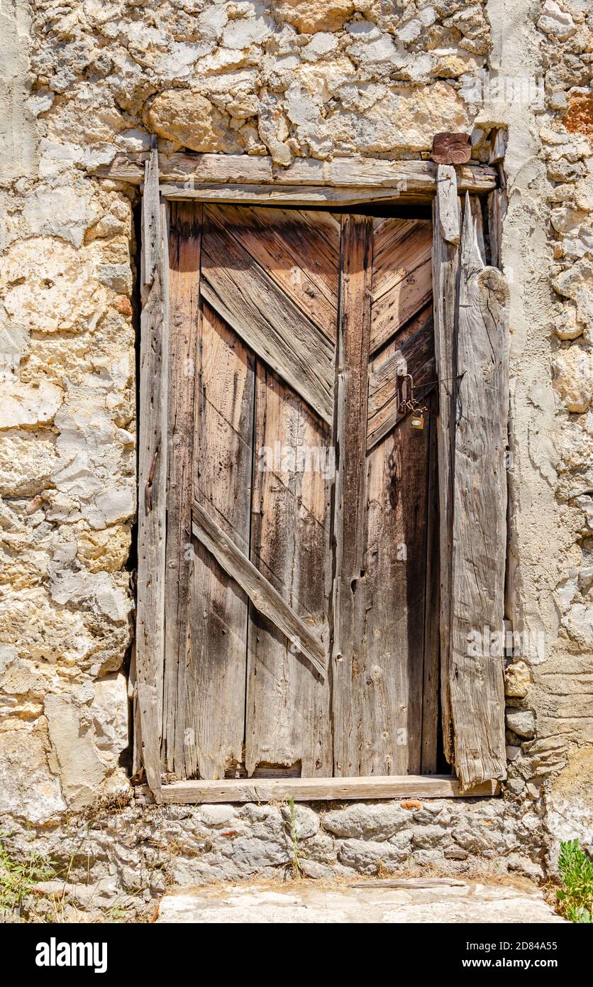 Ancienne porte en bois dans le village de Kayakoy, Fethiye, Turquie Banque D'Images