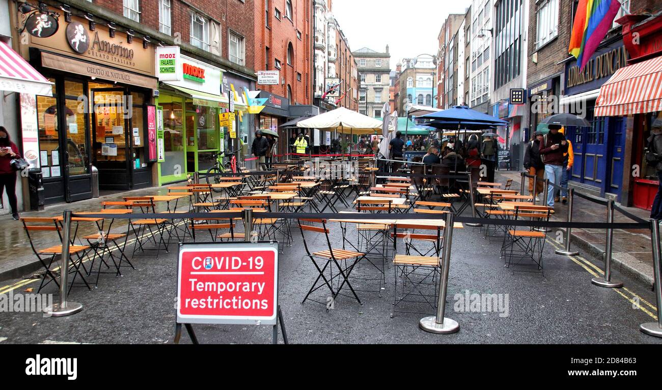 Panneau de zone piétonne temporaire à l'entrée d'une rue à Soho avec des  tables et des chaises vides à l'extérieur d'un restaurant.les bars et  restaurants en difficulté à Londres seront à la