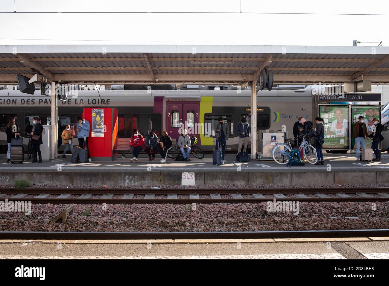 Angers, Maine et Loire, France - octobre 27 2020 : personnes portant un masque de protection à la gare sncf en France Banque D'Images