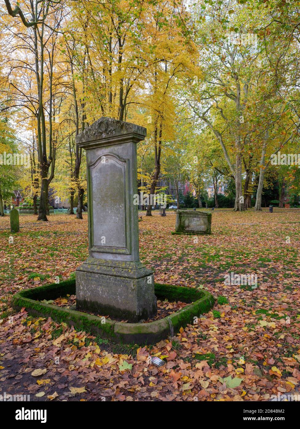 Londres en automne : profitez de la beauté des couleurs de l'automne, de l'exercice et de l'air frais au cimetière de la vieille église de St Pancras Banque D'Images