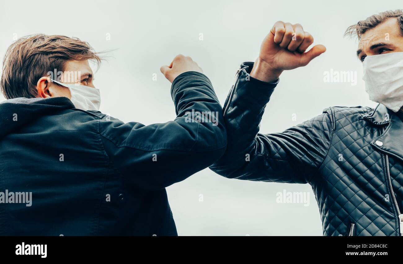 les jeunes avec un geste de salutation les uns les autres Banque D'Images