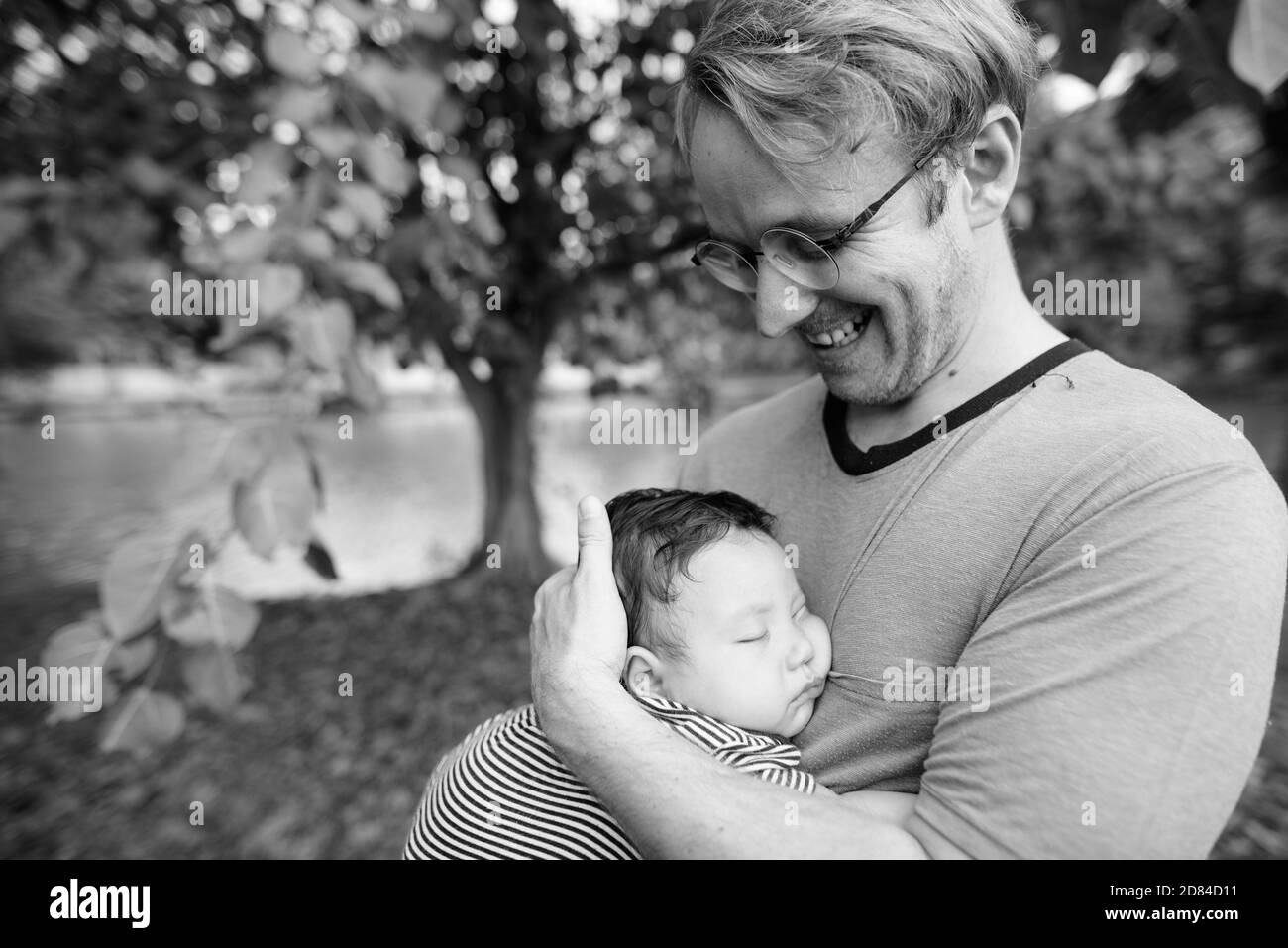 Père et fils bébé liens affectifs au le parc Banque D'Images