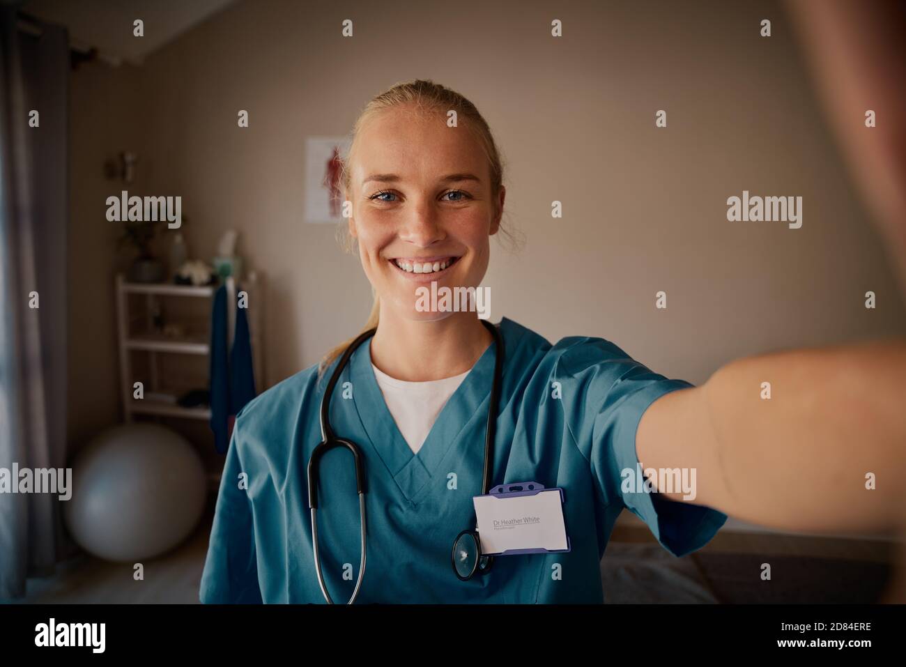 Portrait d'une femme médecin confiante debout dans un blouse de laboratoire souriant regarder l'appareil photo Banque D'Images