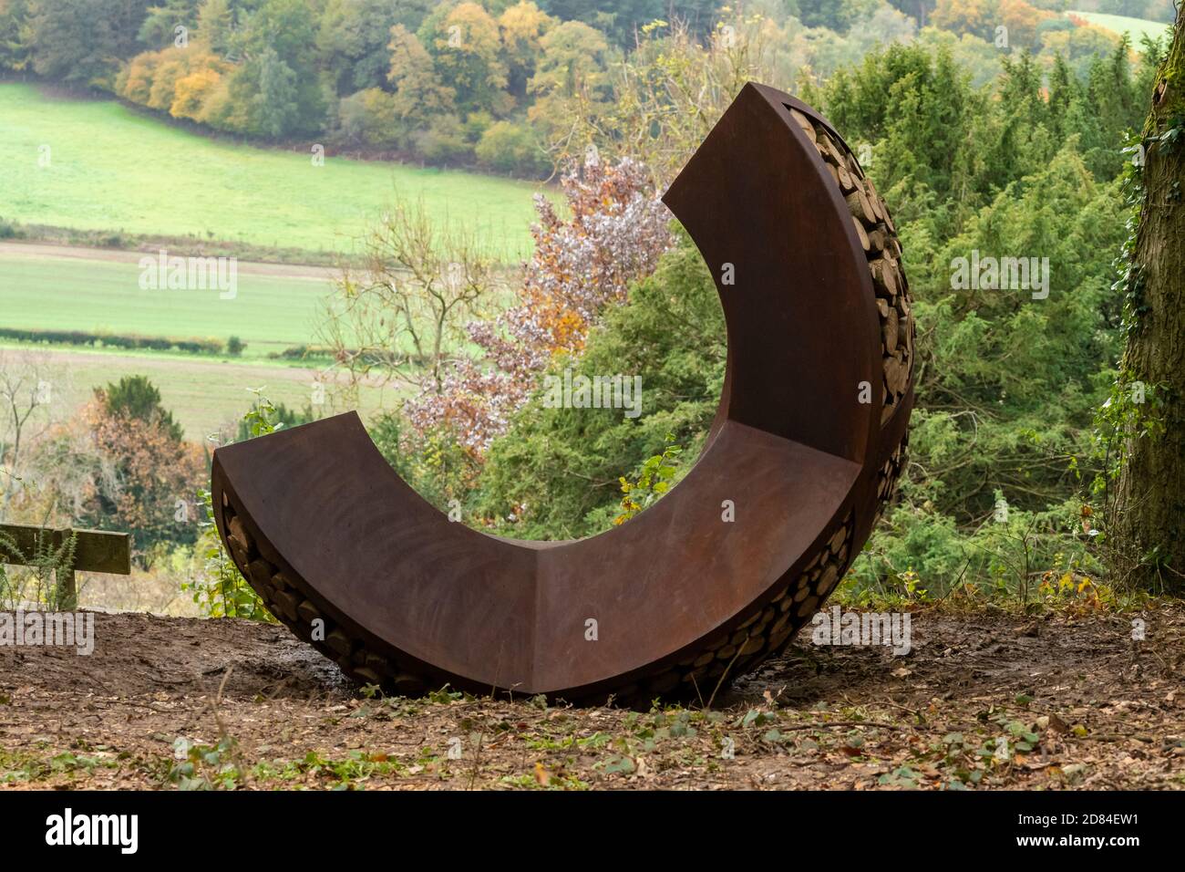 La sculpture de l'optoèdre Wwill Nash sur la North Downs Way, près de Newlands Corner, à Surrey, au Royaume-Uni Banque D'Images