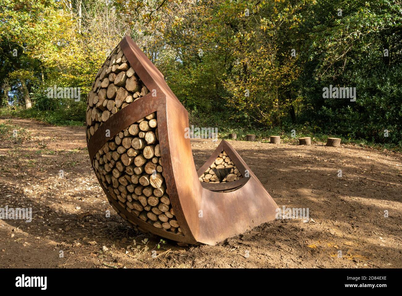 La sculpture de l'optoèdre Wwill Nash sur la North Downs Way, près de Newlands Corner, à Surrey, au Royaume-Uni Banque D'Images