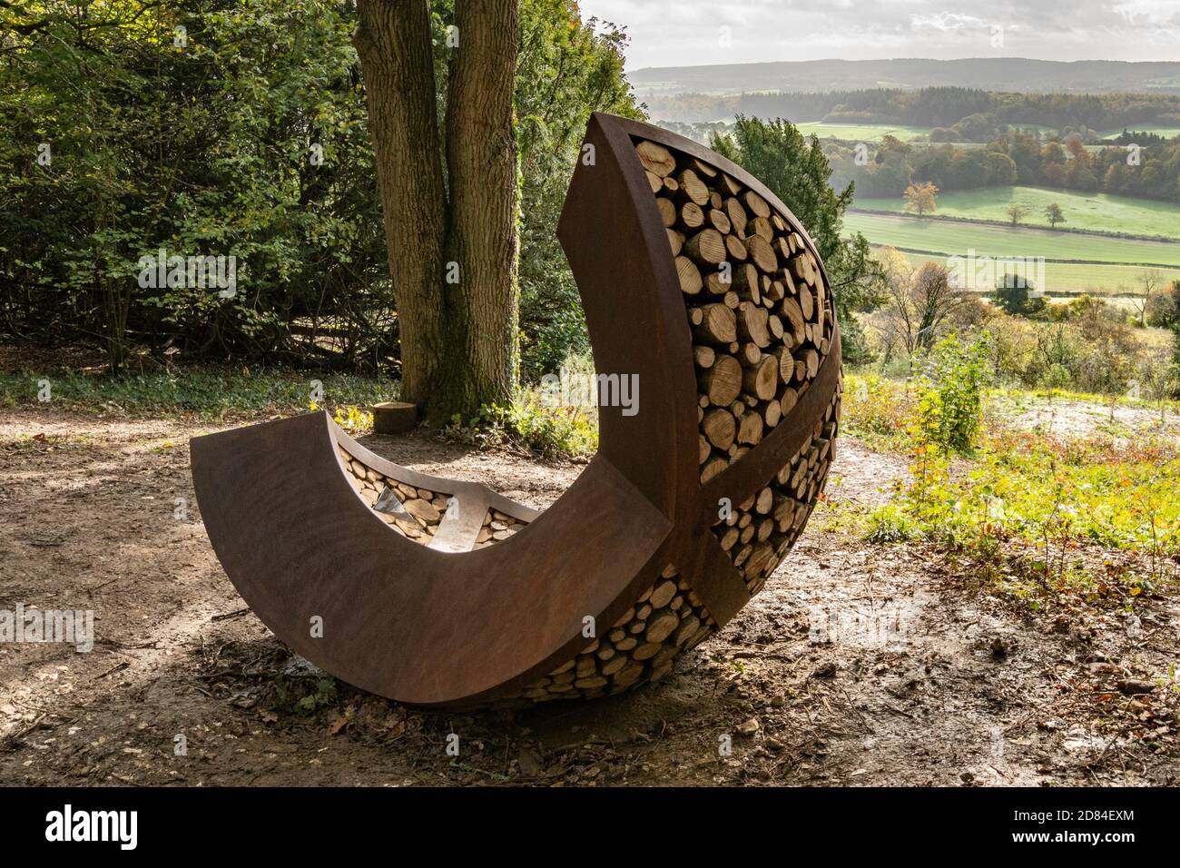 La sculpture de l'optoèdre Wwill Nash sur la North Downs Way, près de Newlands Corner, à Surrey, au Royaume-Uni Banque D'Images