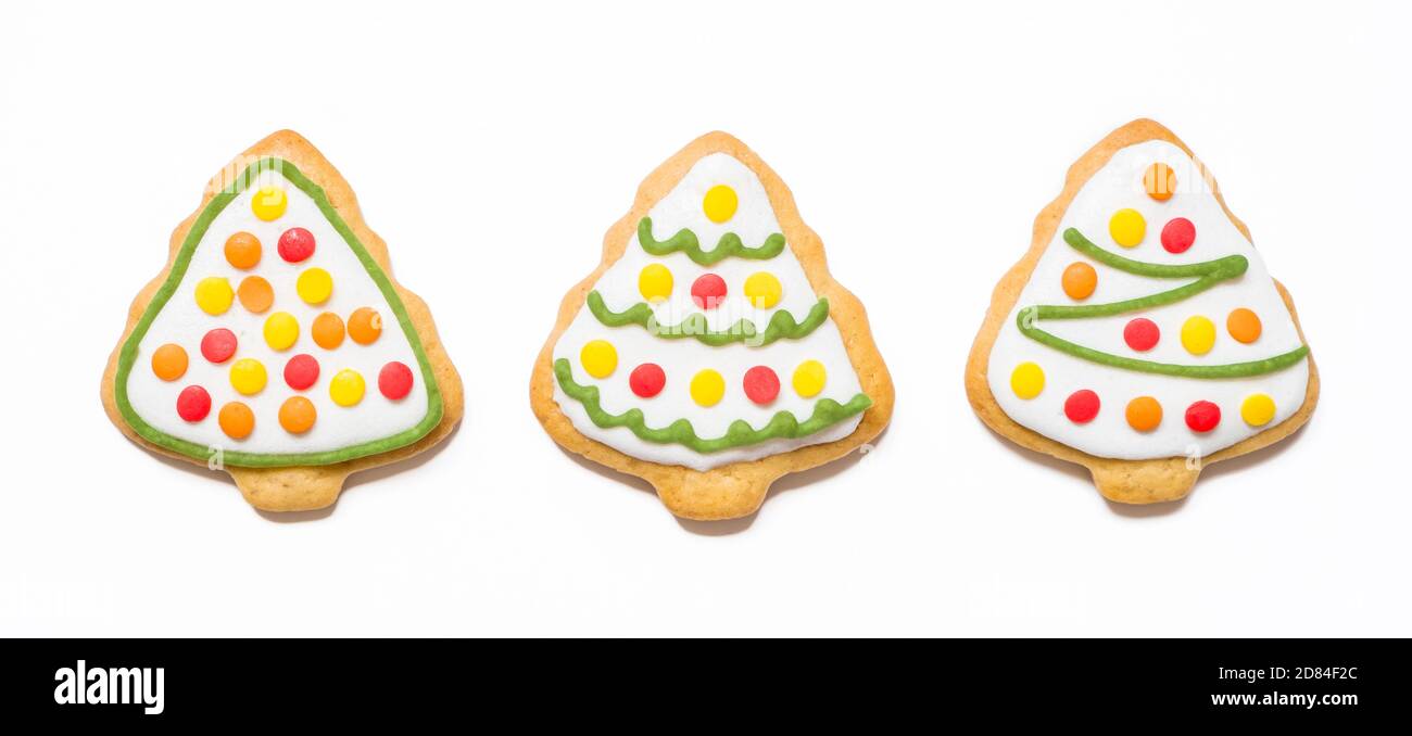 Biscuits de Noël sous forme d'arbres sur blanc isolé arrière-plan Banque D'Images