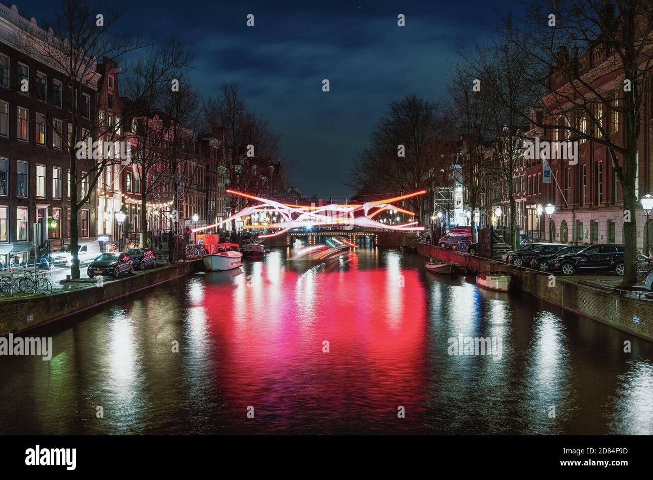Amsterdam, pays-Bas, 14 janvier 2019 : objet de lumière rouge au-dessus du canal Herengracht pendant le Festival de lumière d'Amsterdam Banque D'Images