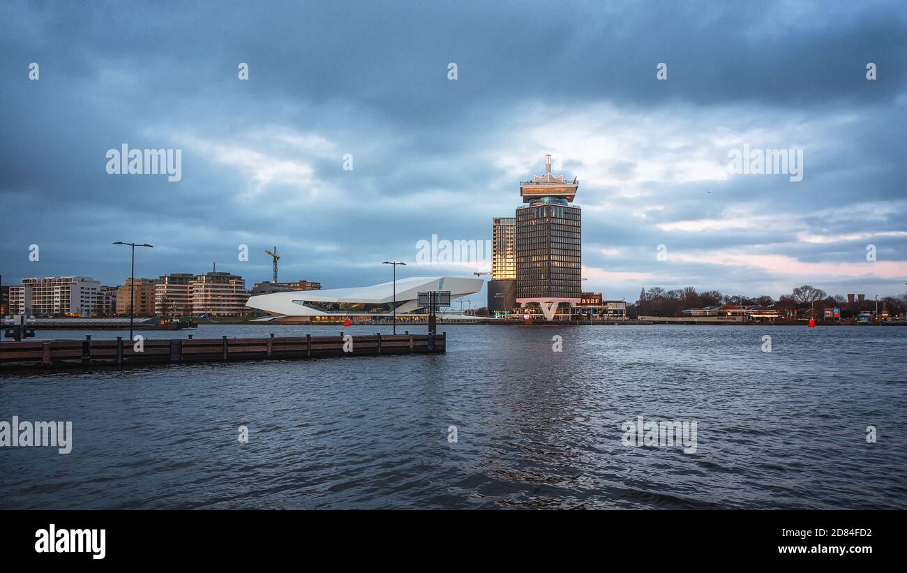 Amsterdam, pays-Bas - 14 janvier 2019 : l'Eyemuseum et la tour d'Amsterdam Lookout le long de la rive de la rivière Het IJ à Amsterdam Banque D'Images