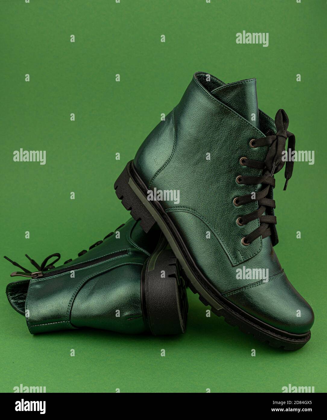 Chaussures en cuir vert. Bottes d'hiver et d'automne hors saison. Chaussure élégante isolée en arrière-plan. Gros plan. Lacets, semelle de tracteur, pour une durée de vie confortable. Décontracté Banque D'Images