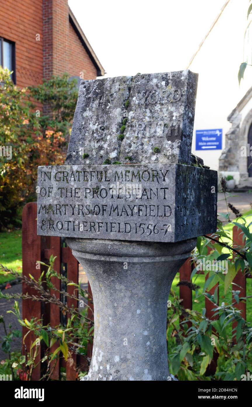 Le monument aux six Martyrs Mayfield et Rotherfield de 1556-7, dans le village de Mayfield, dans l'est du Sussex. Le monument actuel a été érigé en 1950. Banque D'Images