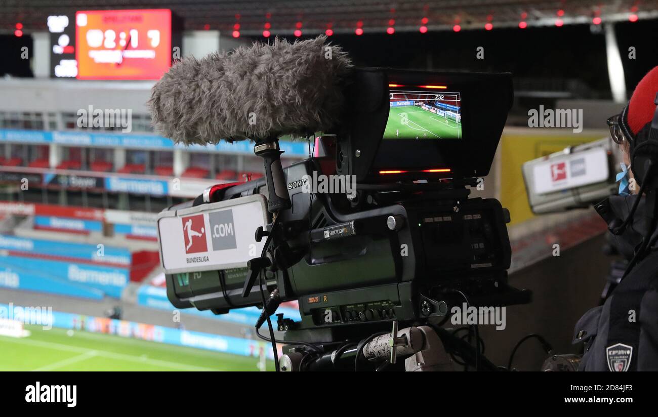 Leverkusen, Allemagne. 27 octobre 2020. Firo: 10/26/2020 Fuvuball: Soccer: 1ère saison Bundesliga 2020/21 Bayer Leverkusen - FC Augsburg 3: 1, BayArena, général, déposants, télévision, médias, DFL, droits de transmission, caméra de télévision, logo DFL | usage dans le monde crédit: dpa/Alay Live News Banque D'Images