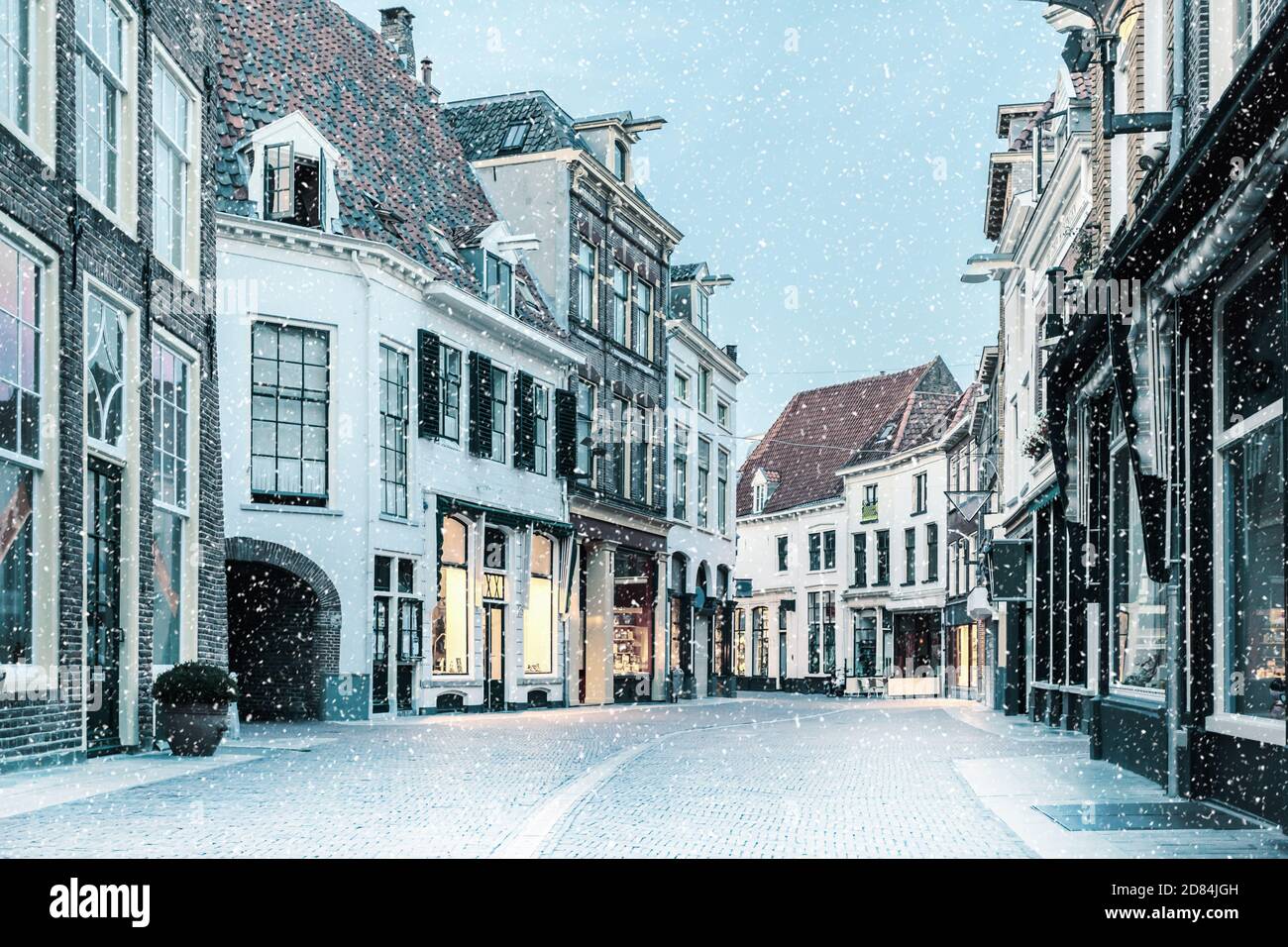 Rue commerçante avec chute de neige dans le centre-ville néerlandais de Zutphen, aux pays-Bas Banque D'Images