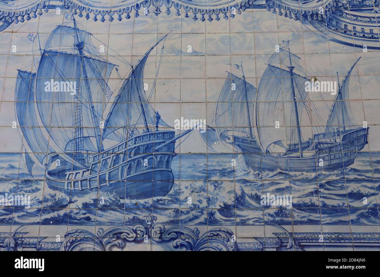 Portugal, Lisbonne, Oeiras. Panneau en céramique azulejo bleu et blanc historique représentant les Caravelles portugaises lors d'un voyage de découvertes. Banque D'Images
