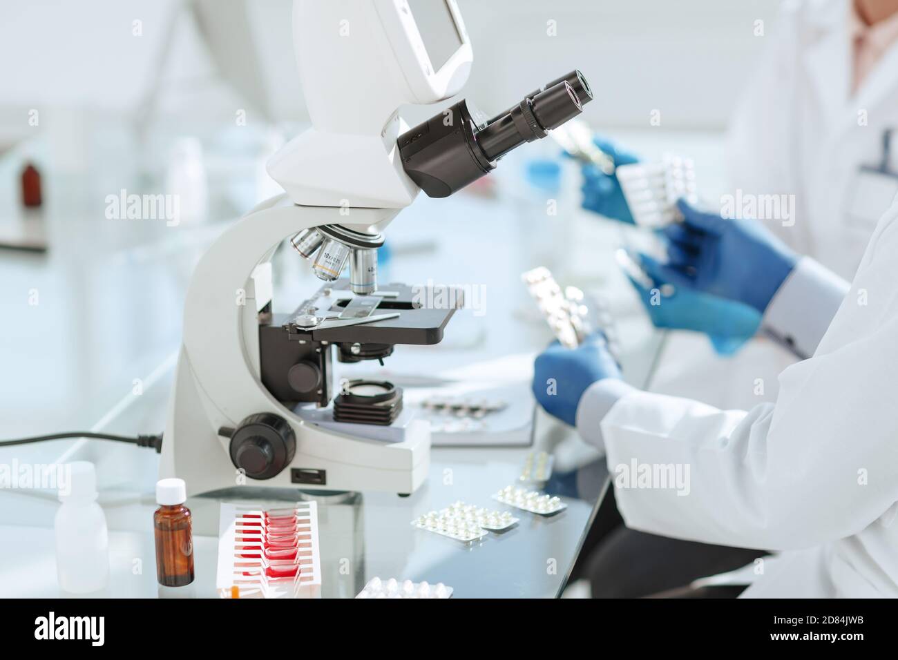 les scientifiques travaillent avec des échantillons de nouveaux médicaments en laboratoire. Banque D'Images