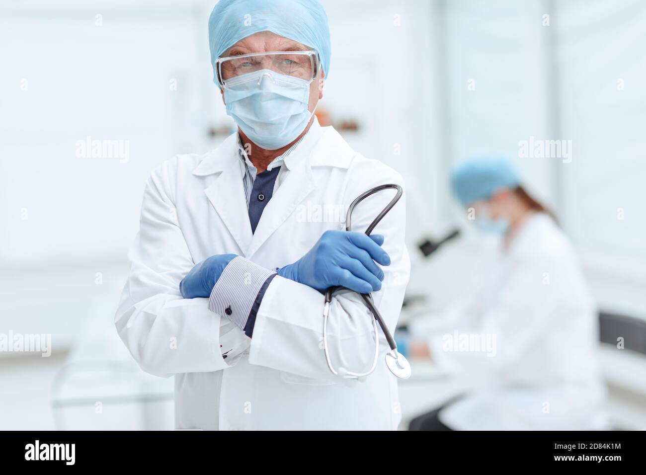 médecin pratiquant avec un stéthoscope dans ses mains sur le fond du laboratoire. Banque D'Images