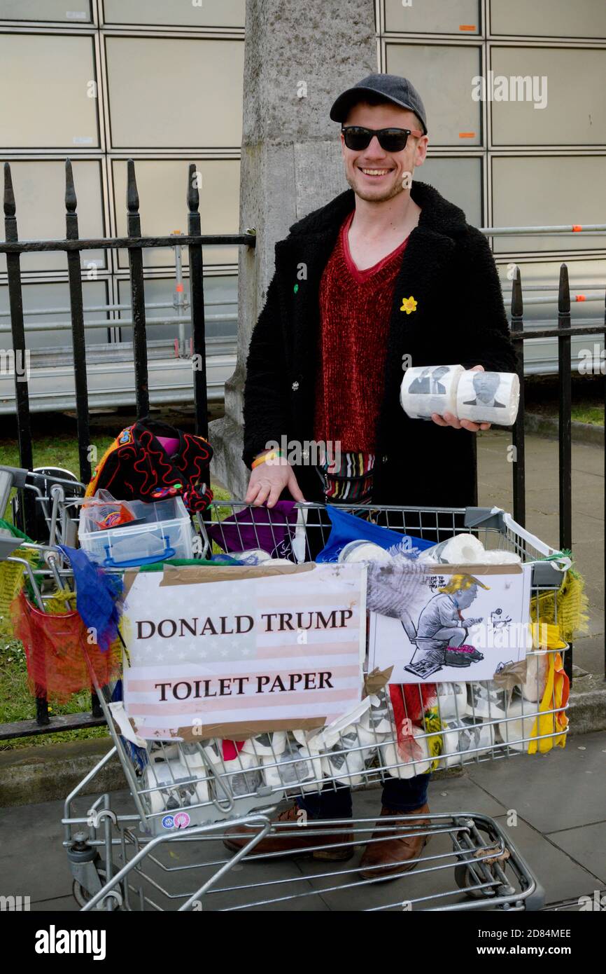 Londres, Royaume-Uni, 15 avril 2019 :- Protant de la rébellion de l'extinction qui vend du papier toilette Donald Trump Banque D'Images