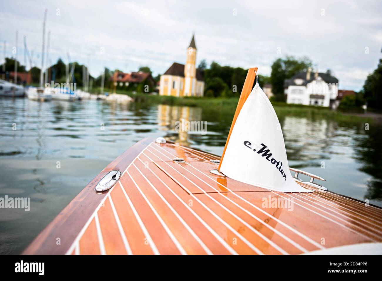 Bateau à moteur électrique sur Ammersee, Bavière, Allemagne Banque D'Images