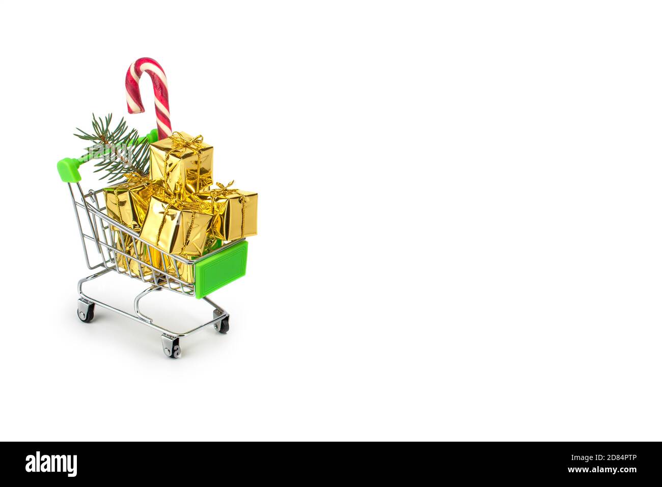 Noël shopping saison concept - mini magasin chariot plein de boîte cadeau isolé sur fond blanc, petit panier d'épicerie avec des cadeaux de Noël. Con Banque D'Images