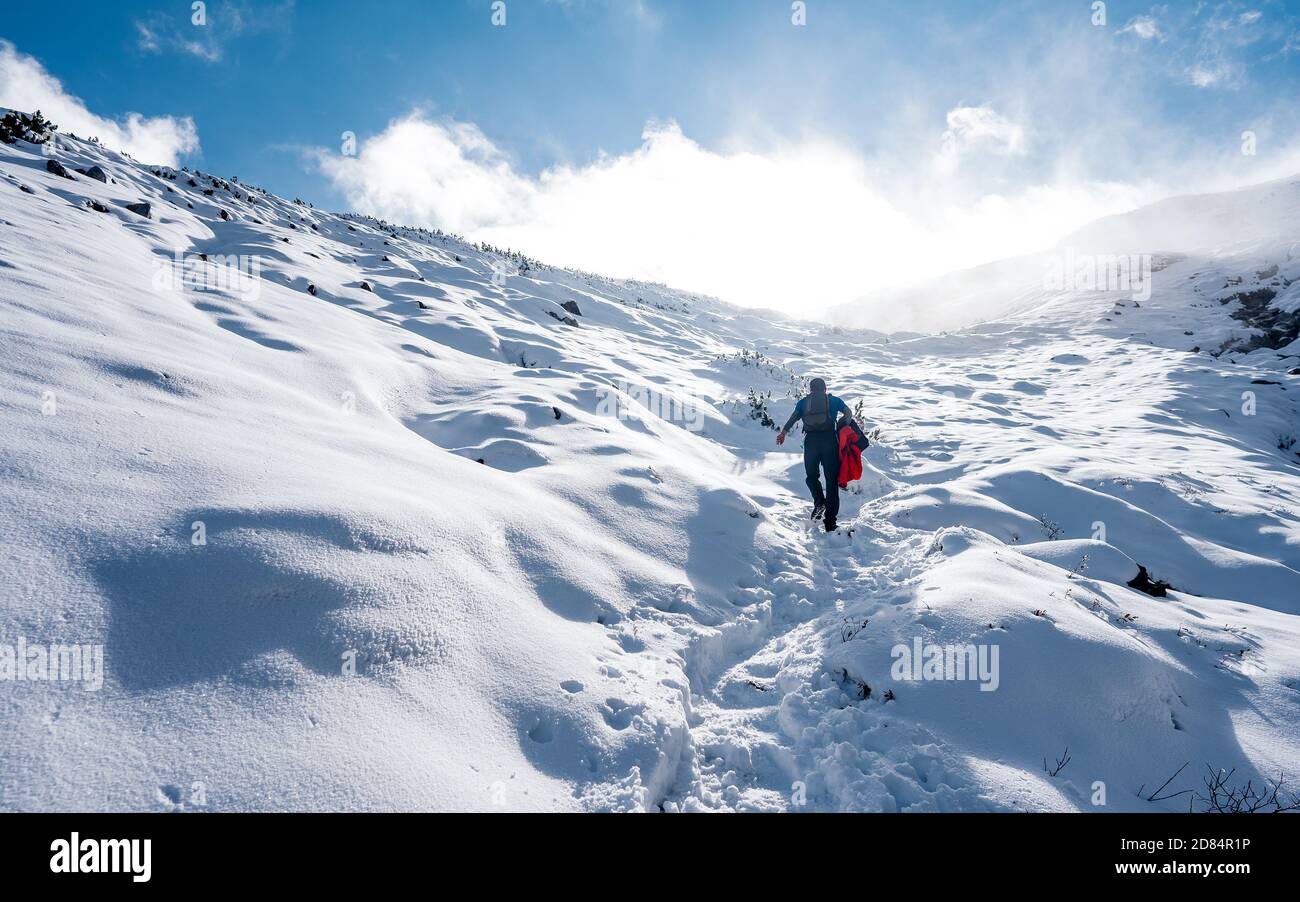 Ascension des randonneurs jusqu'au sommet. Hiver glace et escalade de neige dans les montagnes. Un succès de l'alpiniste qui a atteint le sommet. Sports d'aventure en plein air Banque D'Images