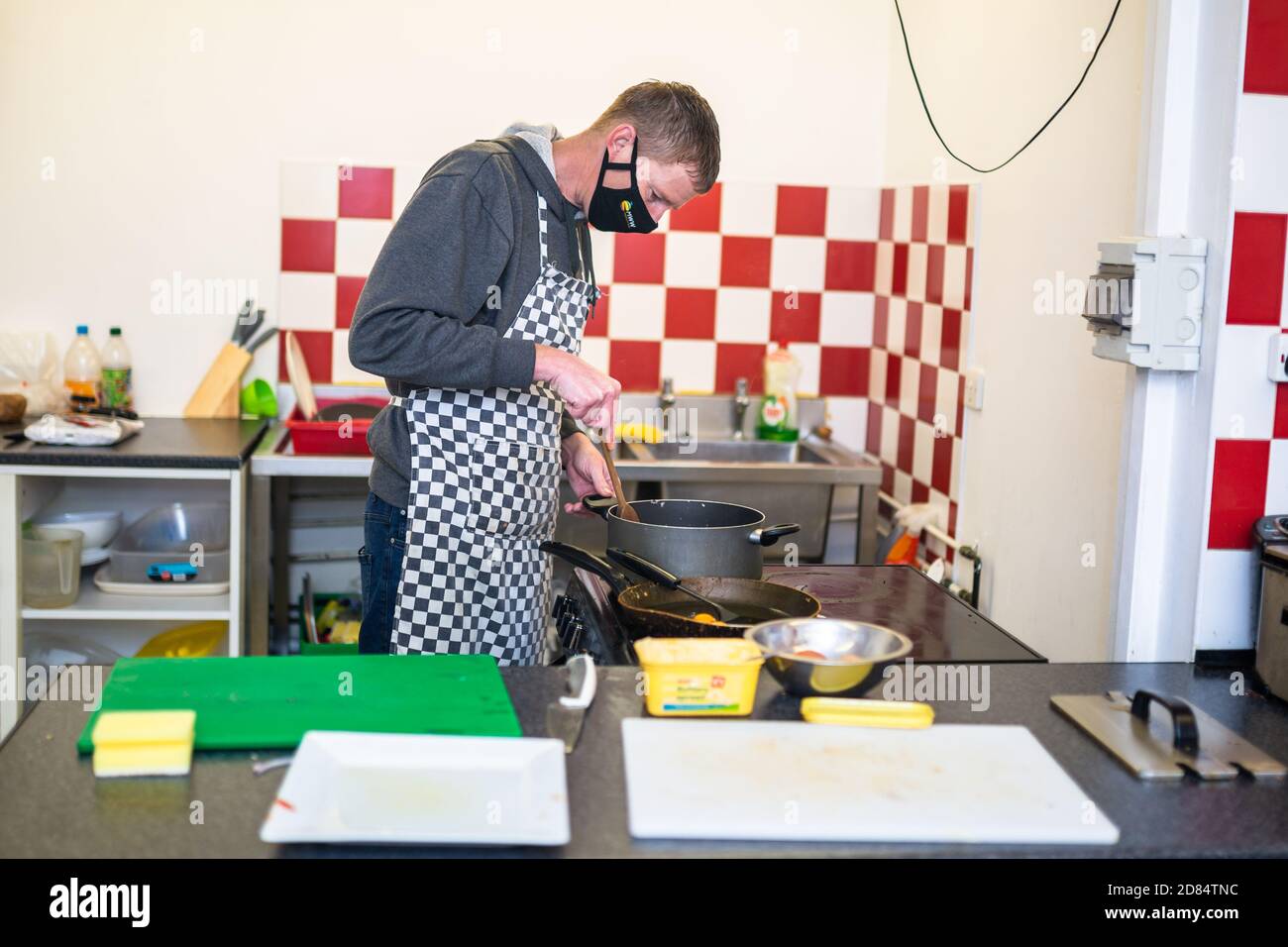 Netherton, West Midlands, Royaume-Uni. 27 octobre 2020. Sarah Peniket-Aldridge prépare des repas à emporter dans son café - Netherton Cafe - dans le pays noir, West Midlands, pour les enfants pendant la demi-période scolaire. « nous avons envoyé des dizaines de repas chauds pour les enfants affamés. Nous fournissons également à ceux qui isolent de Covid, et certaines personnes ne peuvent pas payer jusqu'à ce qu'ils obtiennent leur crédit universel ou leur salaire. Mais ils reçoivent leur nourriture, et nous leur laissons payer quand ils le peuvent », dit-elle. « Je ne laisserai personne avoir faim. » Netherton, à Sandwell, est sur High Alert, et est l'une des régions les plus défavorisées d'Angleterre. Banque D'Images