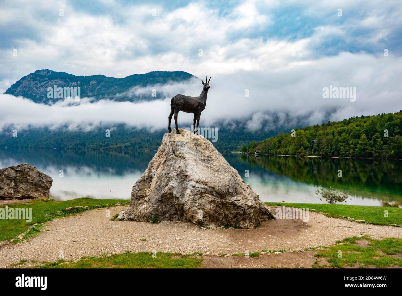 SLOVÉNIE,Lac de Bohinjskao, Ribcev Laz, Statue du cerf mystique Zlatorog (Goldhorn) au bord du lac rappelle un conte de fées bien connu Banque D'Images