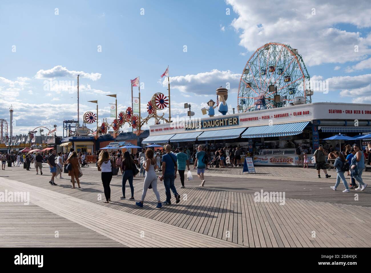 Personnes marchant sur la promenade à Luna Park, Coney Island, Brooklyn, New York, États-Unis Banque D'Images