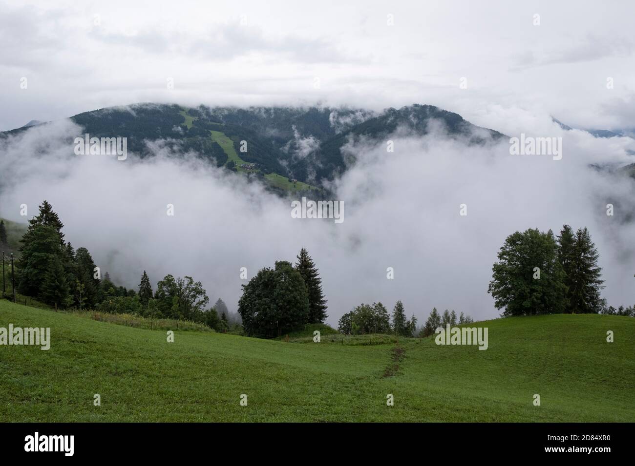 Montagnes couvertes de nuages de pluie, Wagrain dans la région de Pongau à Salzbourg Banque D'Images