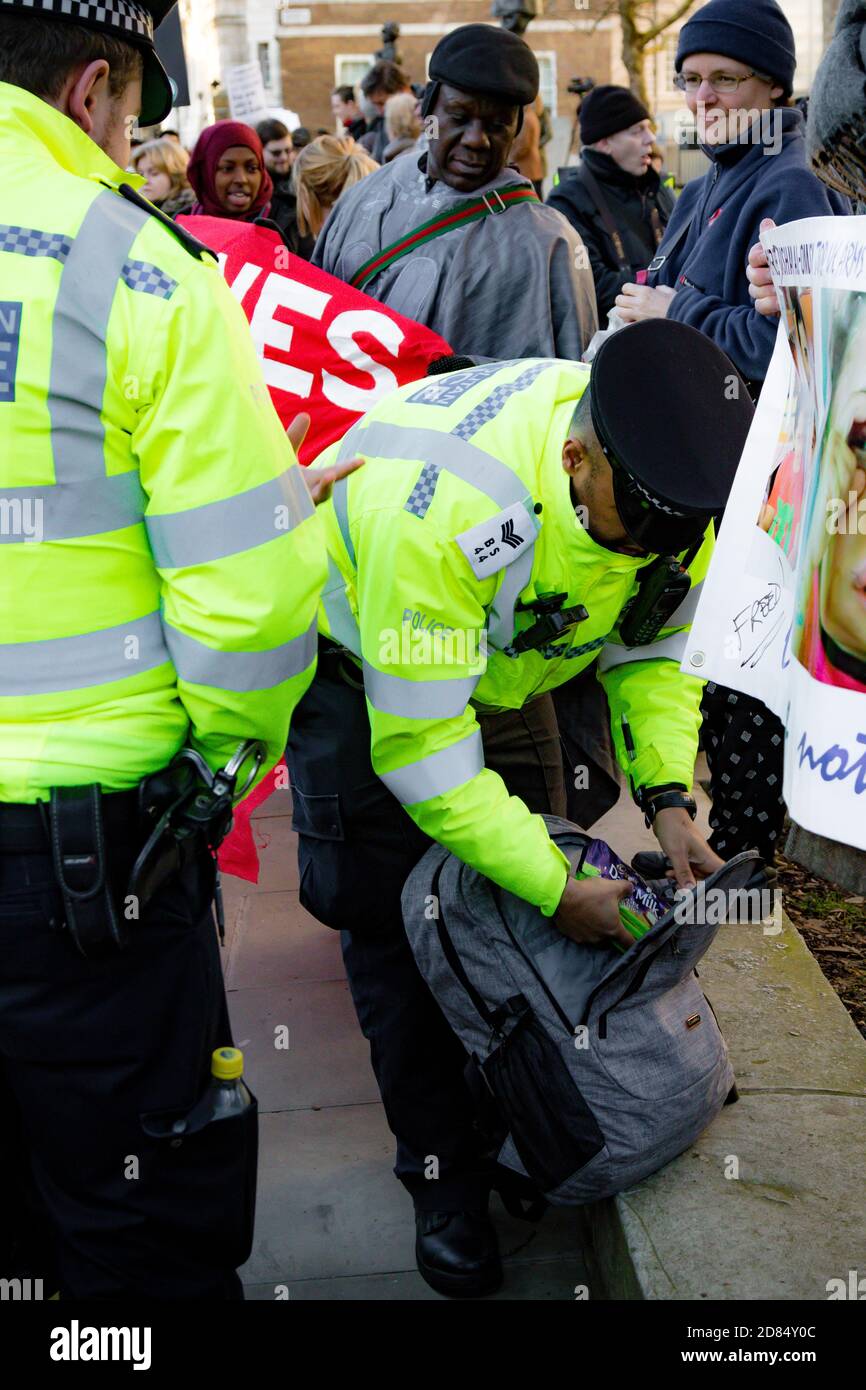 Downing Street, Londres, Royaume-Uni, le 07 mars 2018:- la police a fouiller un manifestant inconnu lors de la manifestation de la Coalition Stop the War contre le Banque D'Images