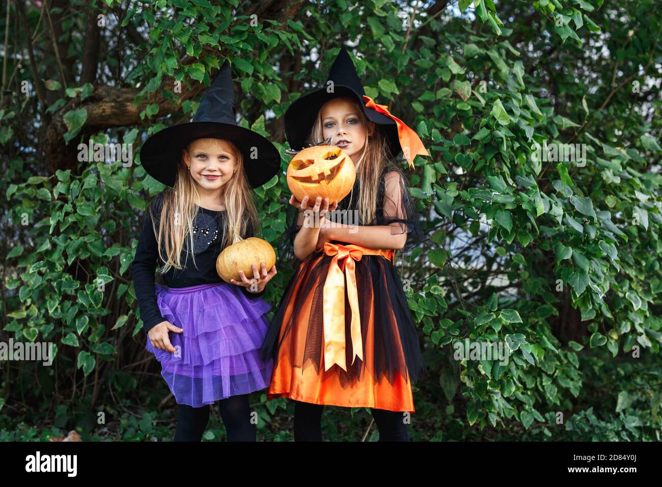 Deux enfants en costumes d'halloween trick ou traiter Banque D'Images