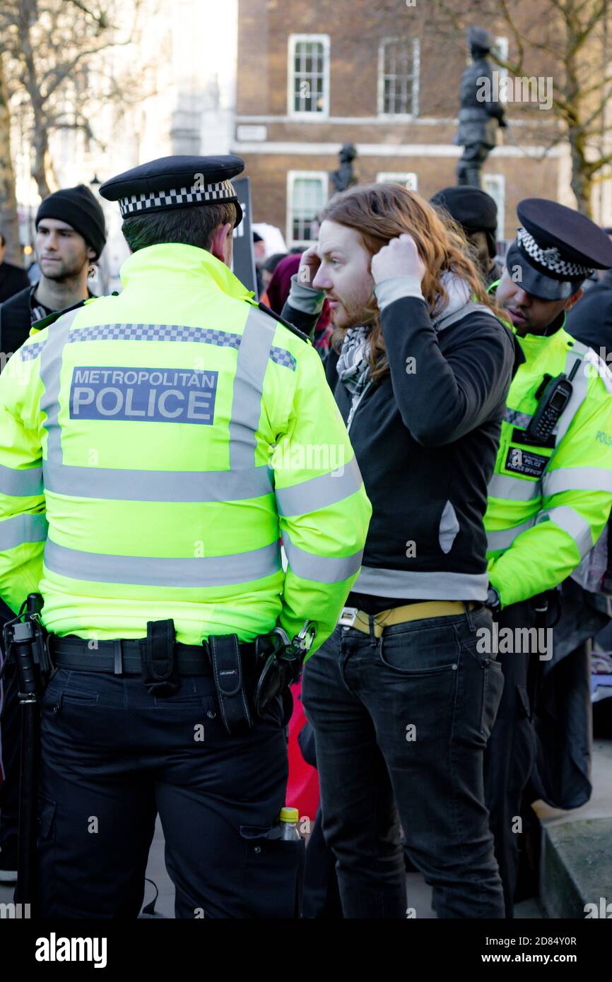 Downing Street, Londres, Royaume-Uni, le 07 mars 2018:- la police a fouiller un manifestant inconnu lors de la manifestation de la Coalition Stop the War contre le Banque D'Images