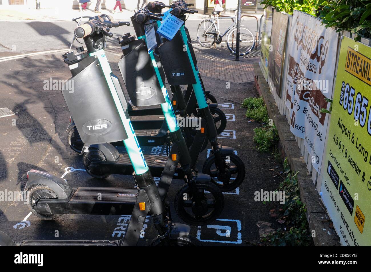 York, Royaume-Uni, angleterre, 24-10-2020, nouveaux scooters électriques de tourisme garés sur la chaussée , l'utilisation est payée par paiement sans contact. Banque D'Images