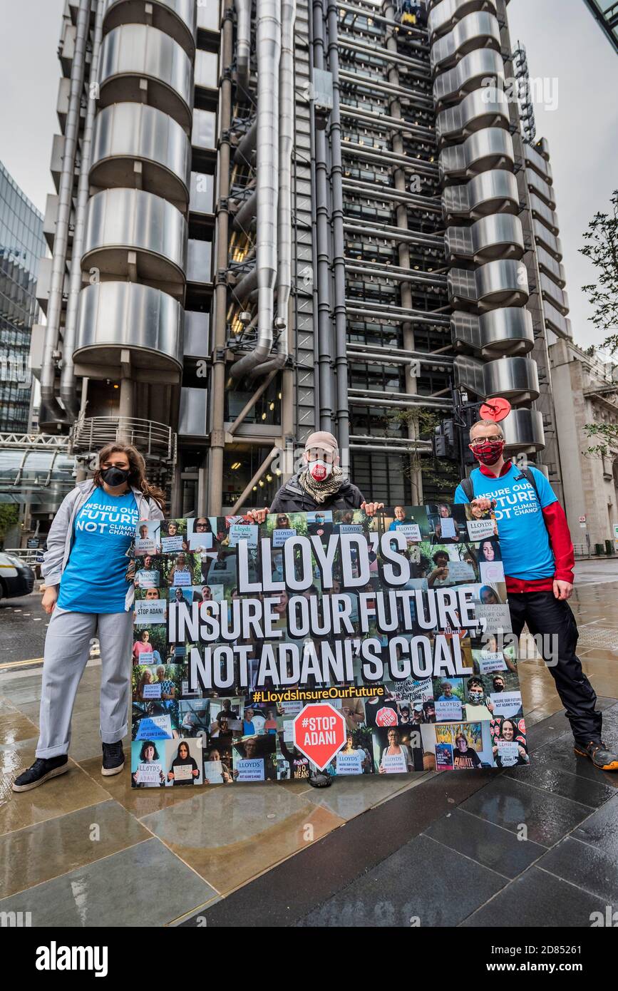 Ville de Londres, Royaume-Uni. 27 octobre 2020. Assurer notre avenir pas Adani Coal Protest au Lloyd's de Londres - Lloyd's a été visé par une campagne visant à faire sortir le secteur de l'assurance des combustibles fossiles et à aligner ses politiques sur l'Accord de Paris. À l'action, des cartes postales géantes ont été présentées au nom des citoyens concernés de l'Australie et des îles du Pacifique. Les cartes postales ont été adressées à John Neal, le PDG de Lloyd's, l'appelant à agir sur la science du changement climatique et à cesser d'assurer de nouveaux projets de charbon comme la mine Adani. Ils n'ont pas été acceptés par le personnel de sécurité. Crédit : Guy Bell/Alay Live News Banque D'Images