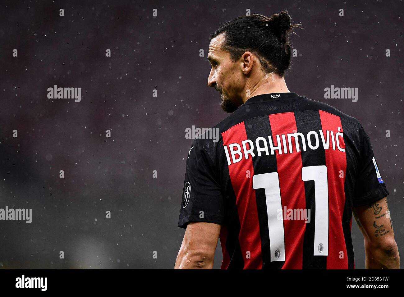 Milan, Italie - 26 octobre, 2020: Zlatan Ibrahimovic de l'AC Milan regarde pendant la série UN match de football entre l'AC Milan et COMME Roma. Le match s'est terminé par 3-3 ficelage. Credit: Nicolò Campo/Alay Live News Banque D'Images