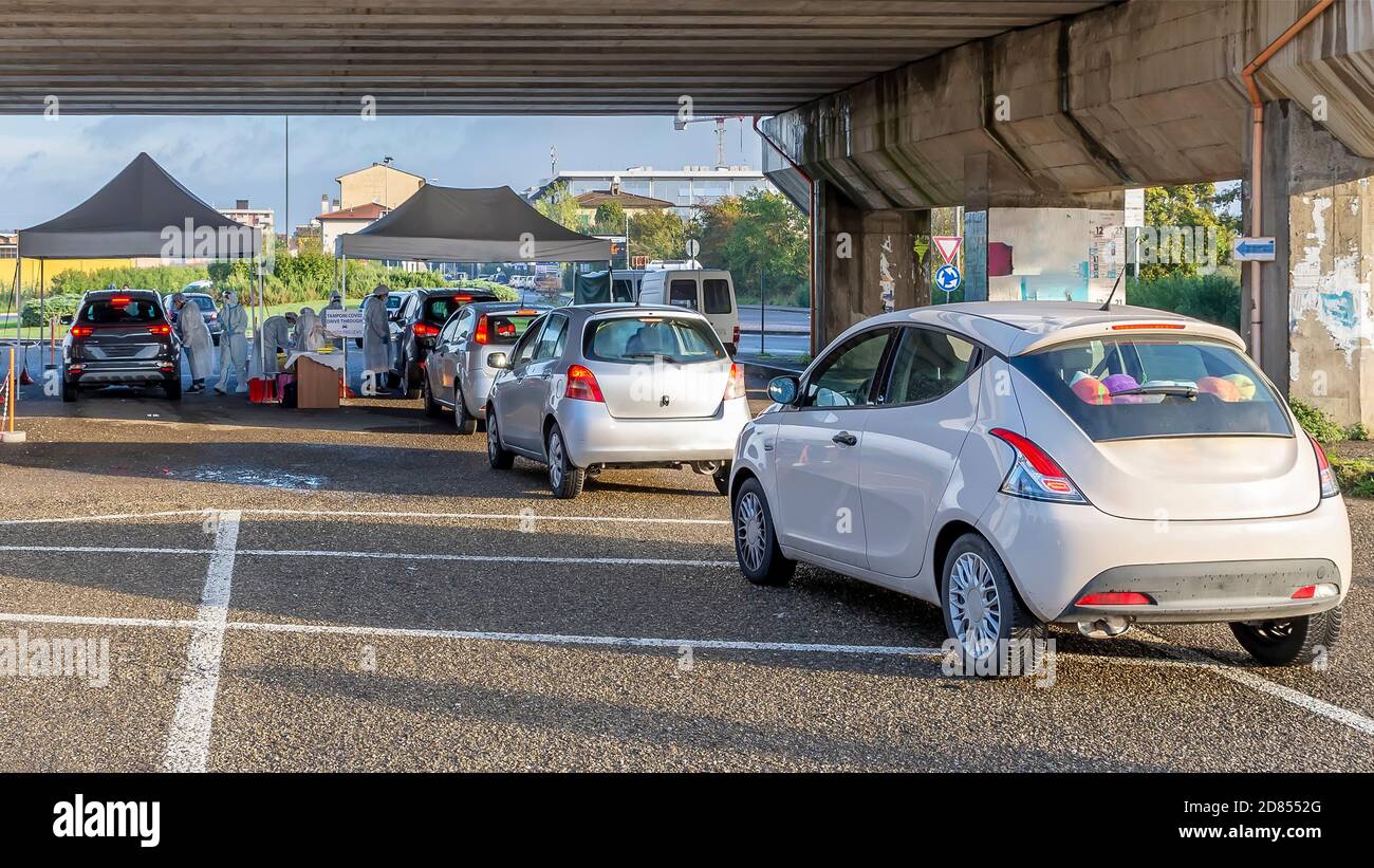 Deux rangées de voitures dans la file d'attente, en attendant l'écouvillon d'essai de la possible infection à coronavirus Covid-19 dans un trajet avec deux belvédères, Empoli, Florence Banque D'Images