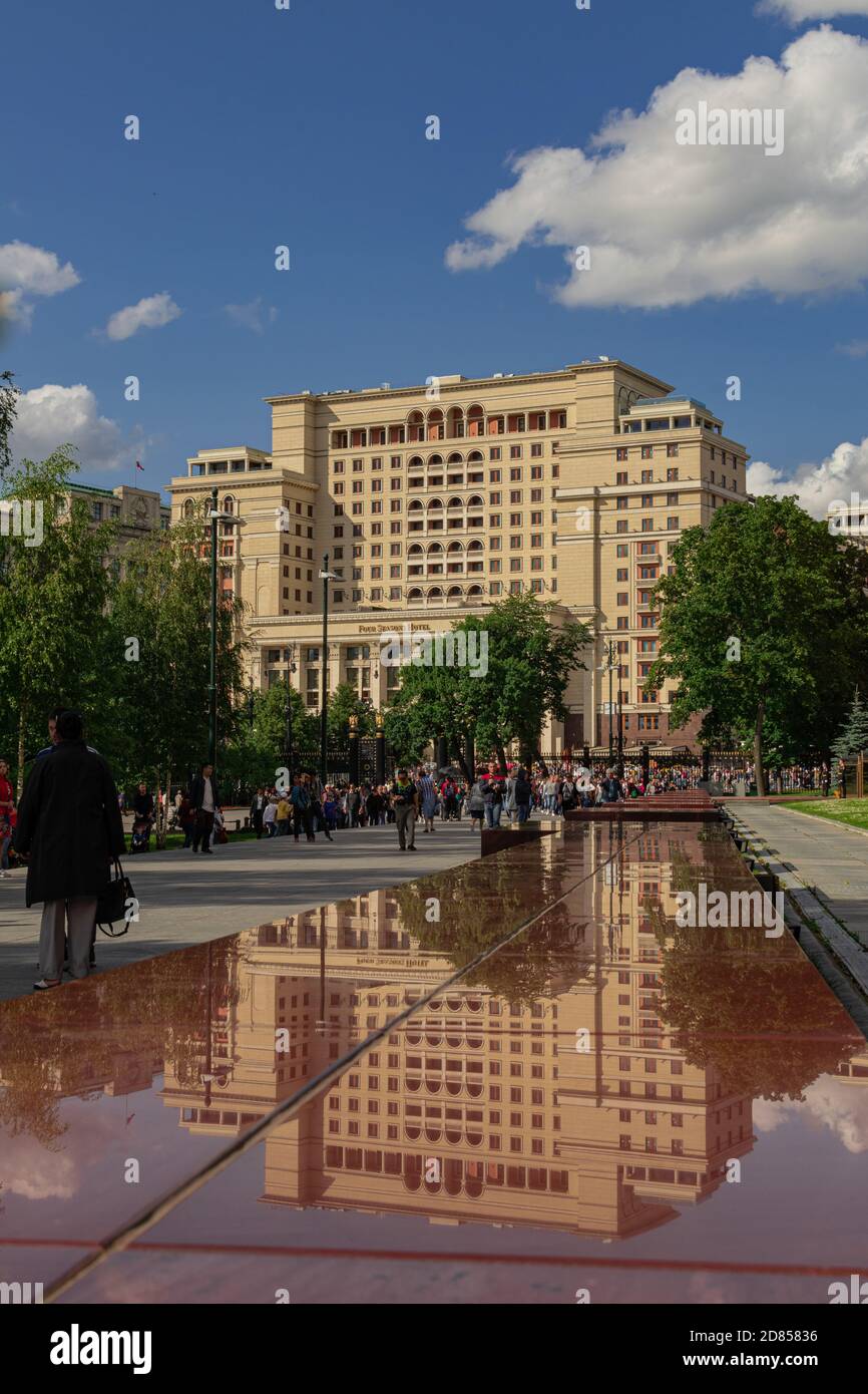 Moscou/Russie; juillet 7 2019: Le four Seasons Hotel Moscow, réfléchi sur l'eau sur un mur, sur la place Manezhnaya dans le quartier Tverskoy, Moscou Banque D'Images