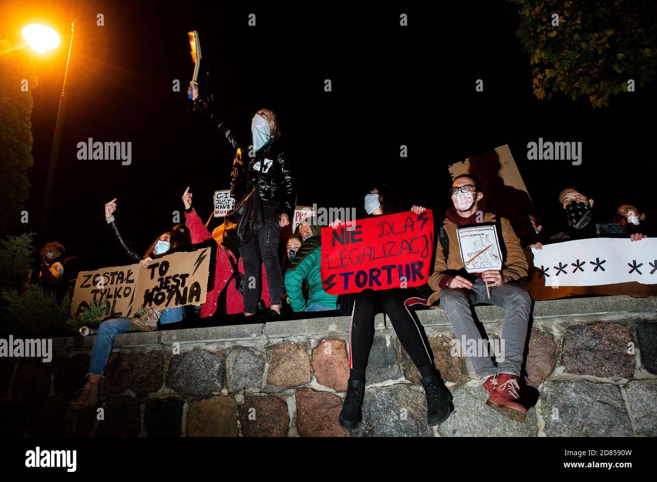 Les manifestants tiennent des pancartes pendant le cinquième jour des manifestations de femmes en Pologne.le Tribunal constitutionnel a examiné la motion d'un groupe de députés concernant ce qu'on appelle l'avortement eugénique. De l'avis du Tribunal, un tel avortement, effectué en cas de suspicion d'anomalies fœtales graves, est incompatible avec la Constitution. Les femmes protestent contre cette décision. Banque D'Images