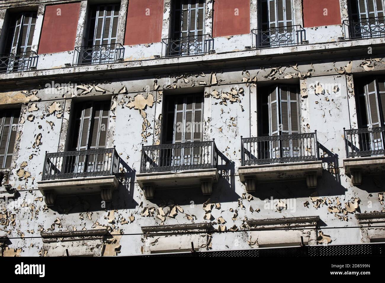 Ancien bâtiment avec volets fermés et mur d'intempéries dans le centre d'Athènes, Grèce, octobre 9 2020. Banque D'Images