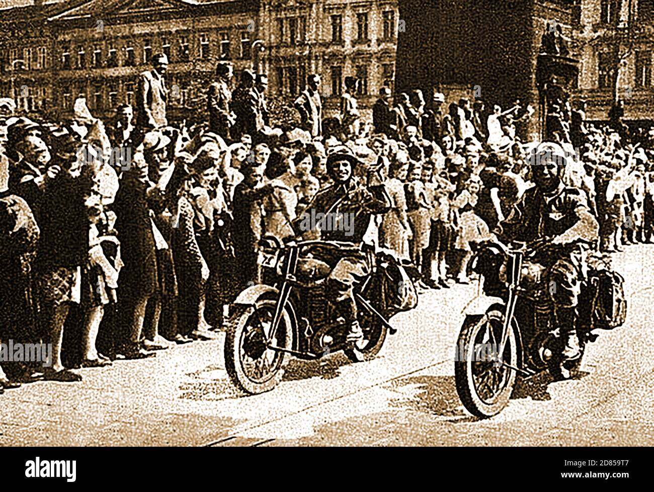 Image de la presse de la Seconde Guerre mondiale des motocyclistes russes qui ont mené l'armée à travers la ville à la libération de Prague en Tchécoslovaquie en 1945. La ville de Prague a été libérée par l'URSS lors de l'offensive de Prague. Toutes les troupes allemandes du Centre du Groupe d'Armée (Heeresgruppe Mitte) et beaucoup du Groupe d'Armée Ostmark (anciennement appelé Groupe d'Armée Sud) ont été tuées ou capturées. L'offensive de Prague (en russe "l'offensive stratégique de Prague" ( Пражская стратегическая наступательная операция ) a été la dernière opération militaire majeure de la Seconde Guerre mondiale en Europe. Les Soviétiques entrent à Prague, le 9 mai 1945 Banque D'Images