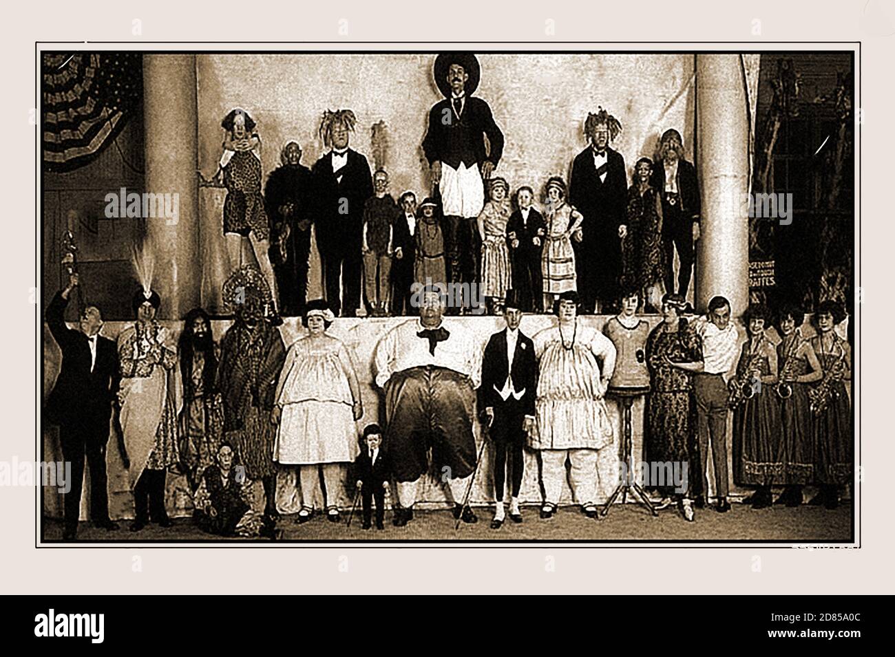 Une carte de présentation promotionnelle des années 1920 (publicité par carte photo) faisant la publicité d'un « congrès des freaks des Ringling Brothers & Barnum & Bailey's cirques ». Banque D'Images