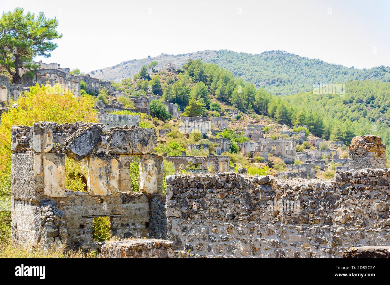 Ville fantôme, maisons abandonnées et ruines du village de Kayakoy, Fethiye, Turquie Banque D'Images
