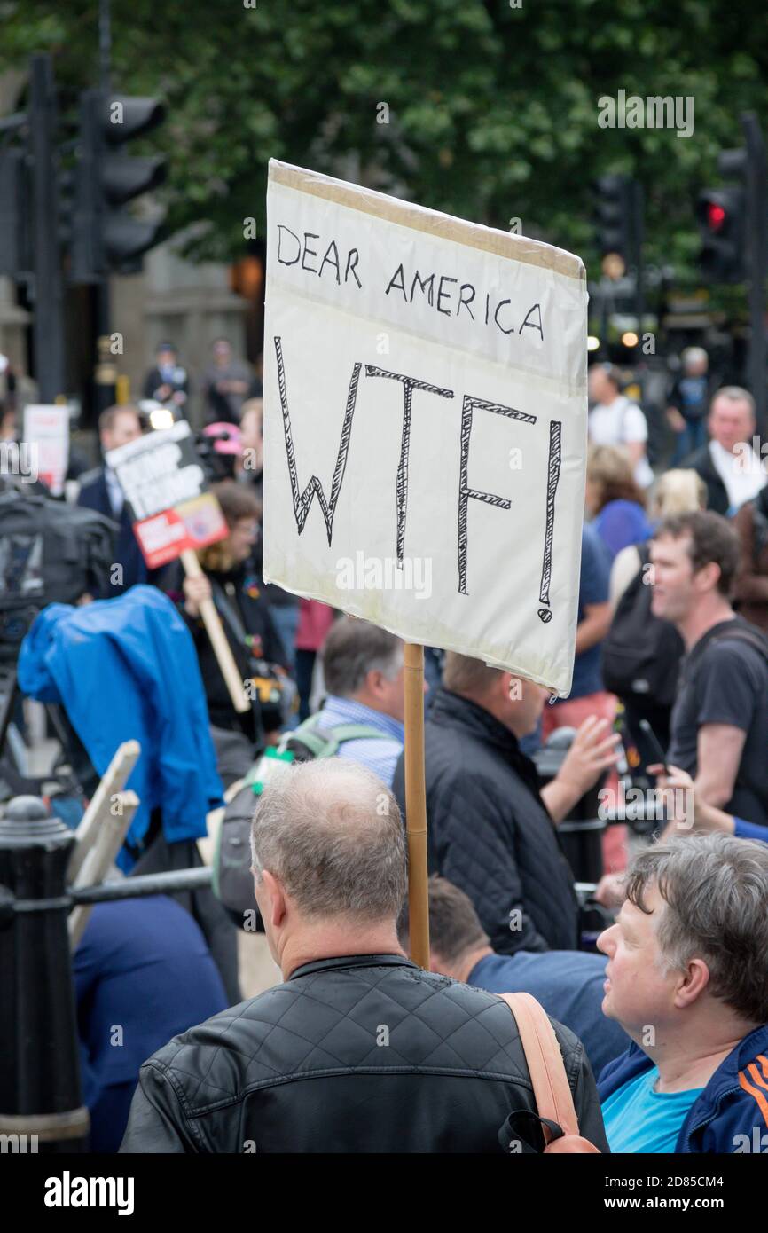 Londres, Royaume-Uni, 4 juin 2019 :- des manifestants se réunissent à Trafalgar Sqaure pour protester contre la visite d'État au Royaume-Uni du président américain Donald Trump Banque D'Images