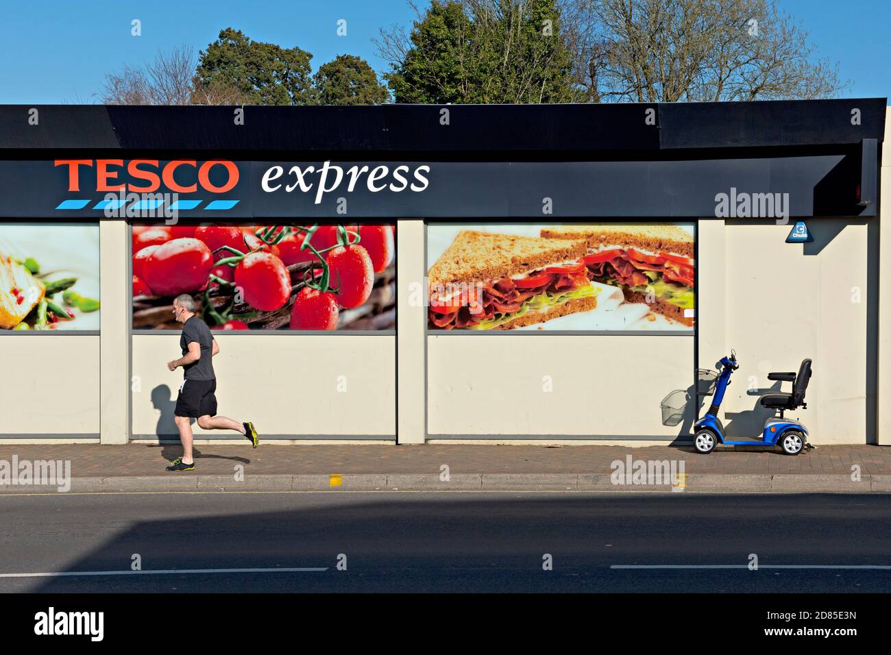 Une succursale de Tesco Express vue à Southborough, Kent, Royaume-Uni., Tesco Express est un petit magasin de proximité sous le nom de Tesco. Banque D'Images