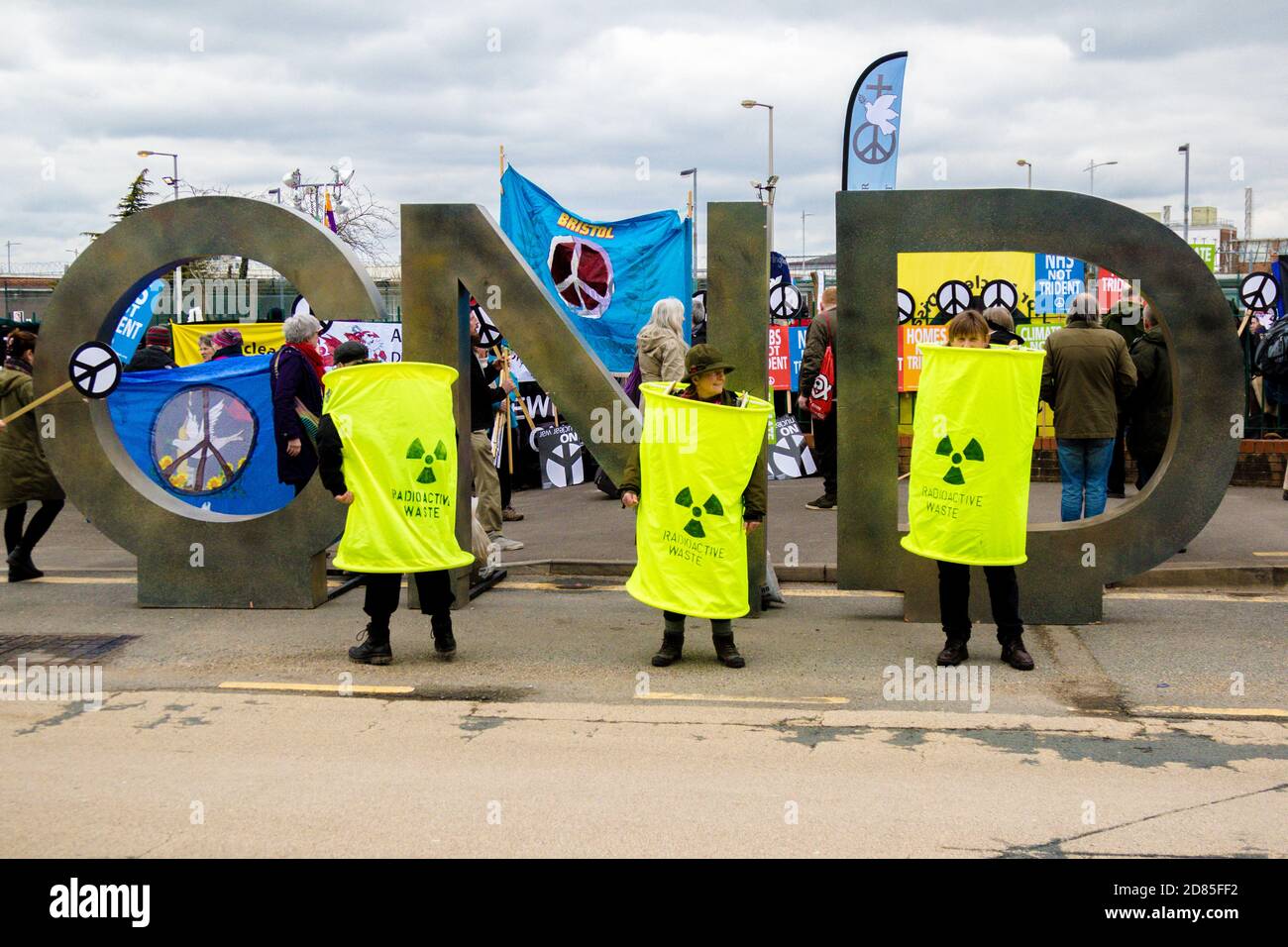 Aldermaston, Royaume-Uni, 1er avril 2018 :- les manifestants du CND se rassemblent devant la porte principale de l’AWE où sont fabriquées les ogives nucléaires britanniques, sur le Banque D'Images