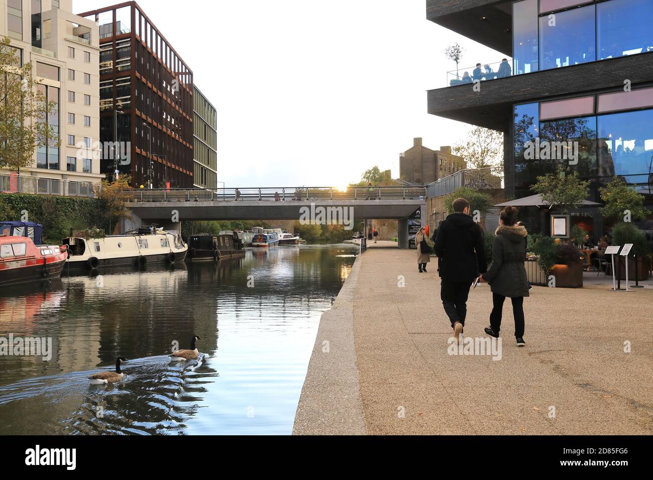 Marche sur le chemin de halage près du restaurant Lighterman sur Regents Canal et Granary Square, à Kings Cross, au nord de Londres, Royaume-Uni Banque D'Images
