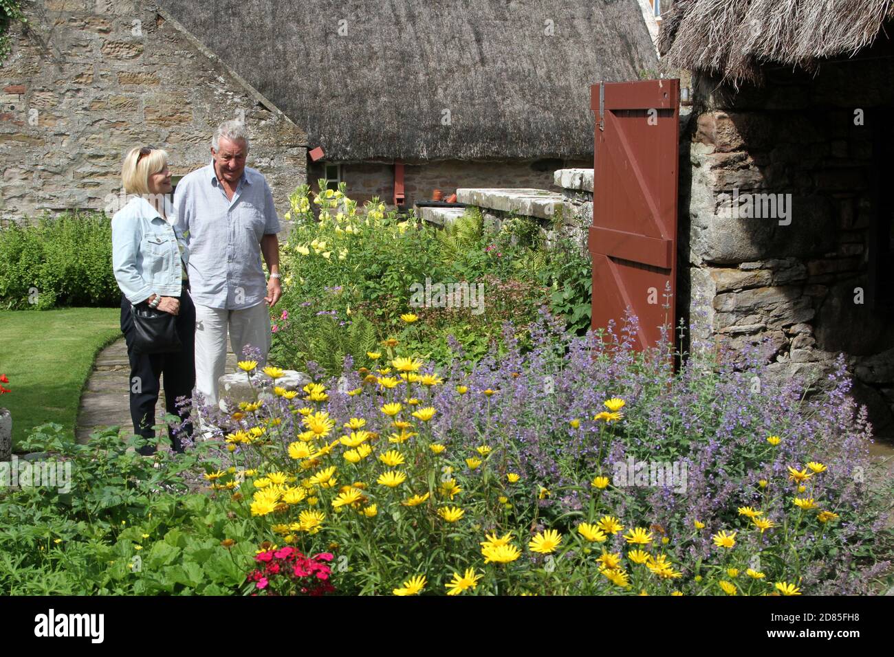 Kirkoswald, Ayrshire Scotland Souter Johnnies Cottage. Pris en charge par le National Trust for Scotland. Cette demeure de 18th ans de Suter Johnnie, immortalisée par Robert Burns dans le poème Tam o’ Shanter, la maison de John Davidson, qui était le premier Souter Johnnie dans le célèbre poème de Robert Burns Tam O' Shanter contient des meubles d'époque, des reliques de Burns et un atelier de souter reconstruit. Banque D'Images