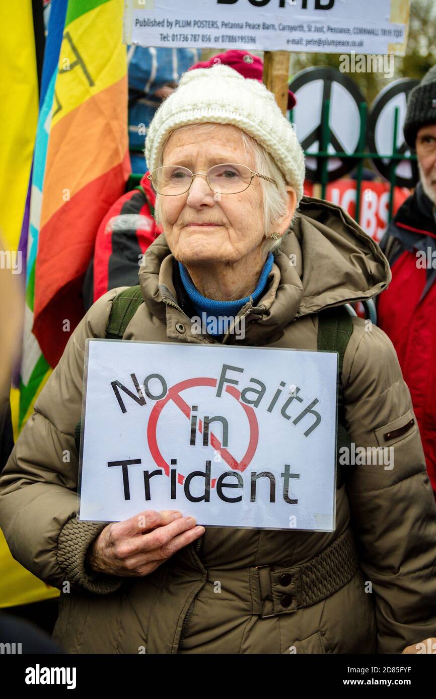 Aldermaston, Royaume-Uni, 1er avril 2018 :- les manifestants du CND se rassemblent devant la porte principale de l’AWE où sont fabriquées les ogives nucléaires britanniques, sur le Banque D'Images